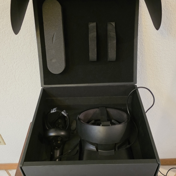 VR Headset with Controllers - Black